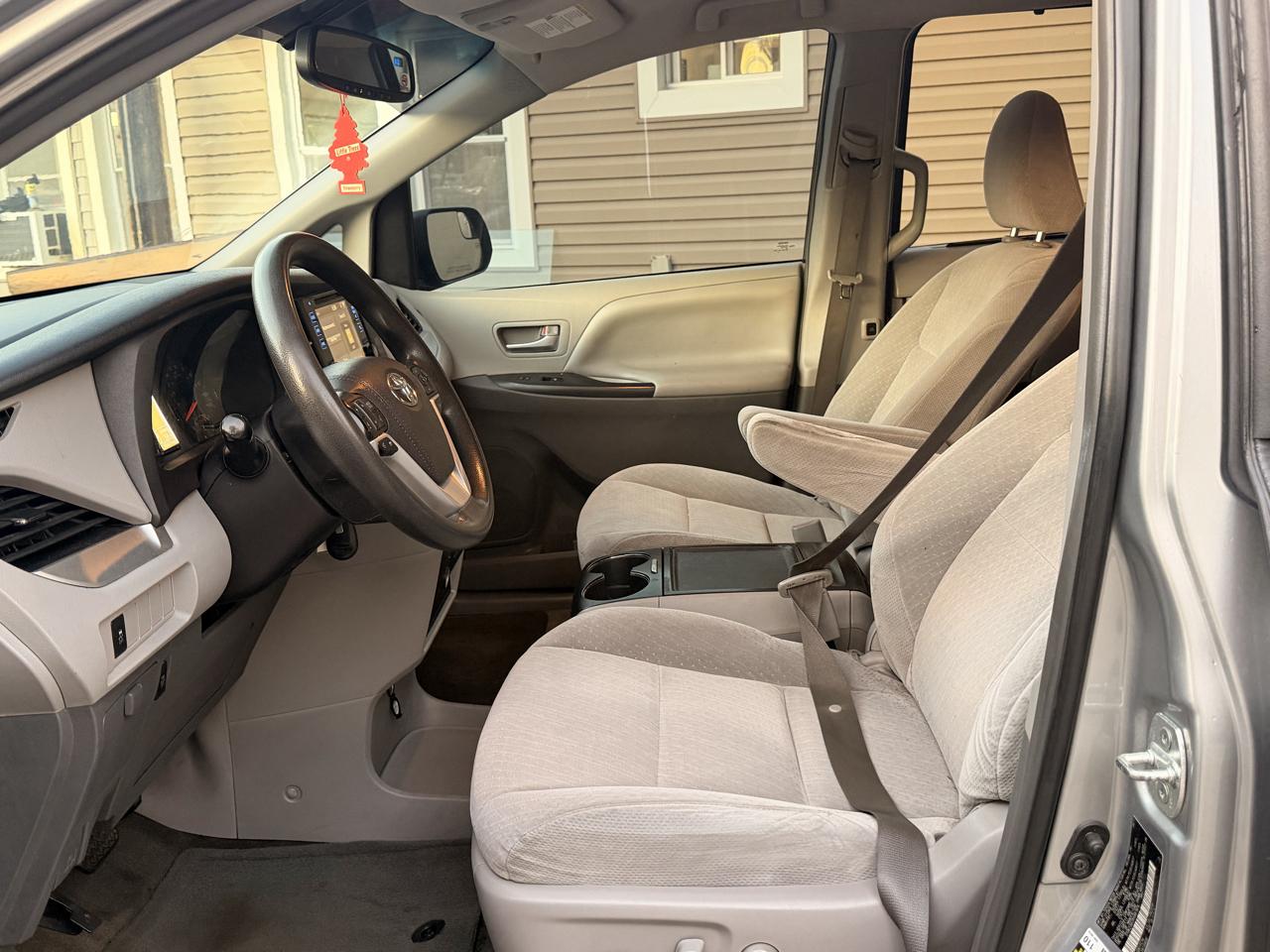 Toyota Sienna LE FWD 8-Passenger (Natl) 2017