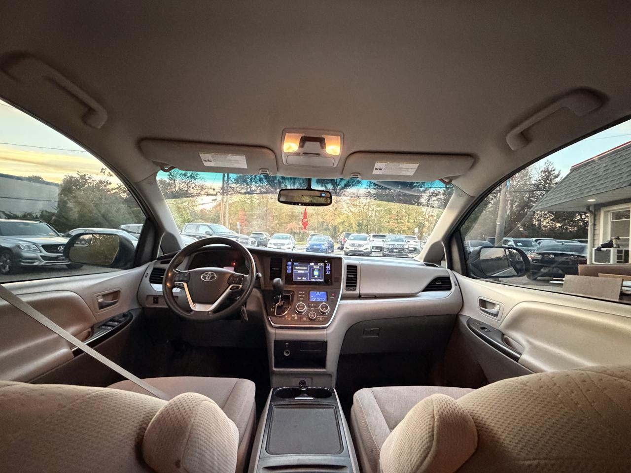 Toyota Sienna LE FWD 8-Passenger (Natl) 2017