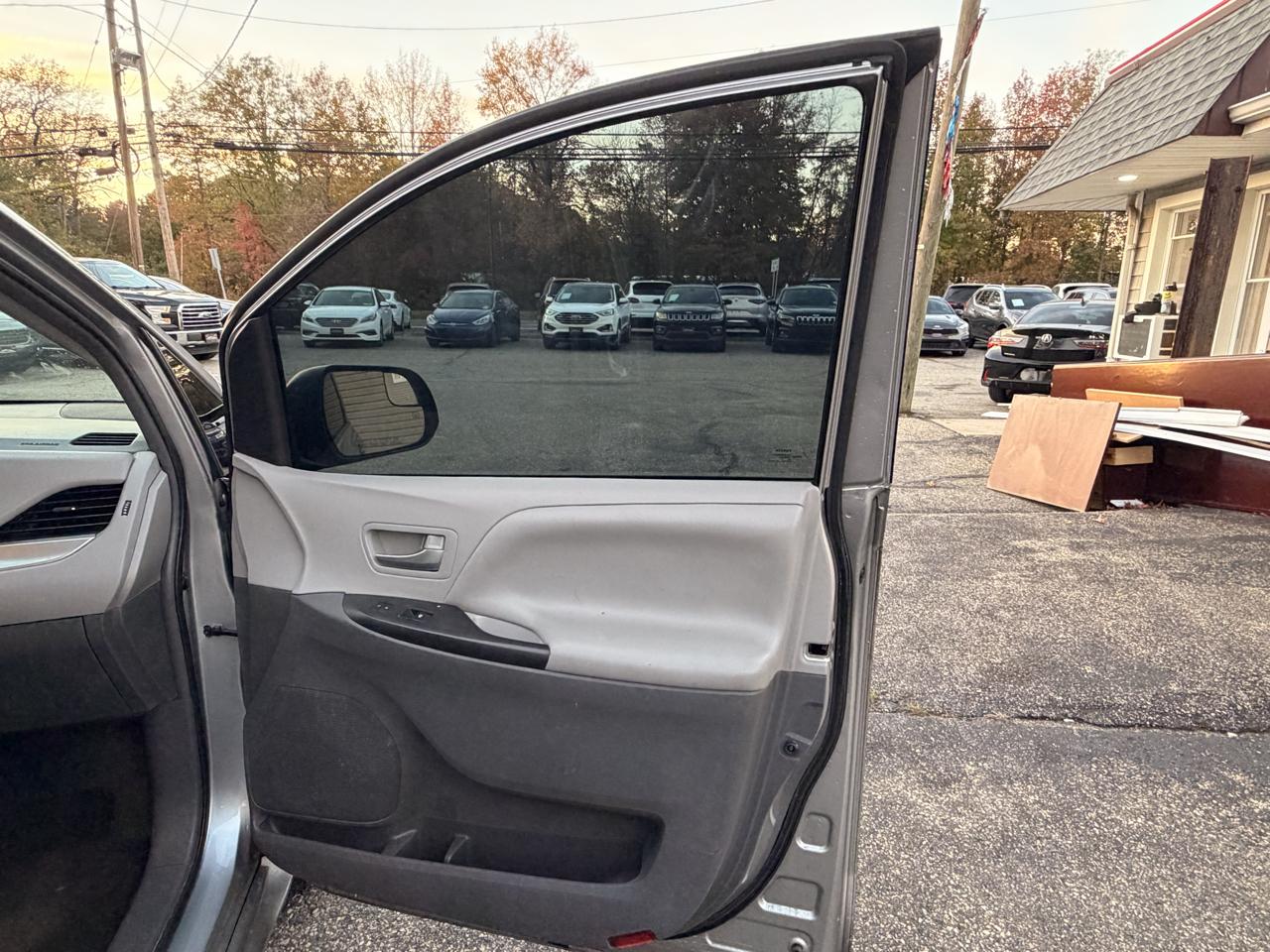Toyota Sienna LE FWD 8-Passenger (Natl) 2017