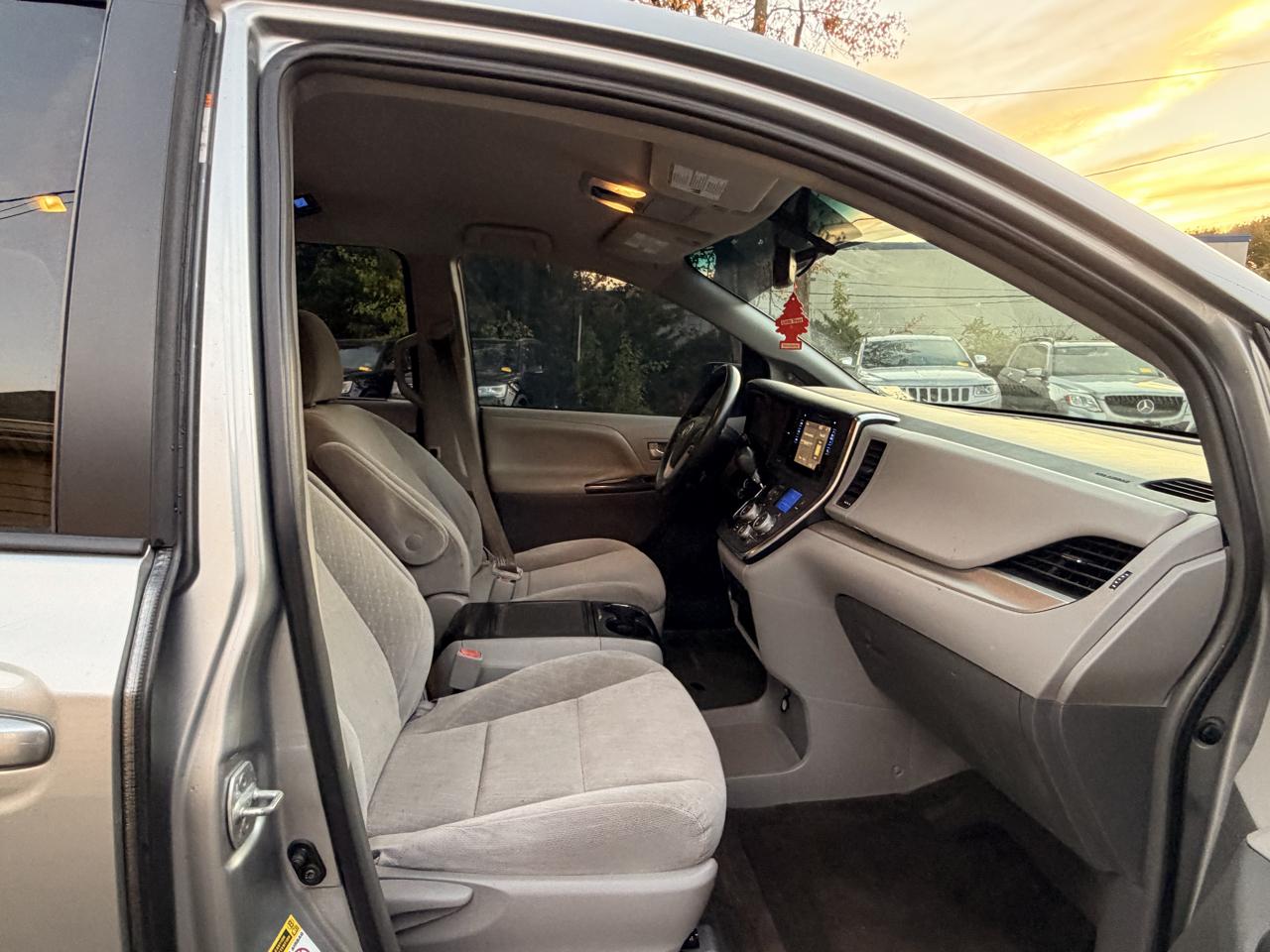 Toyota Sienna LE FWD 8-Passenger (Natl) 2017
