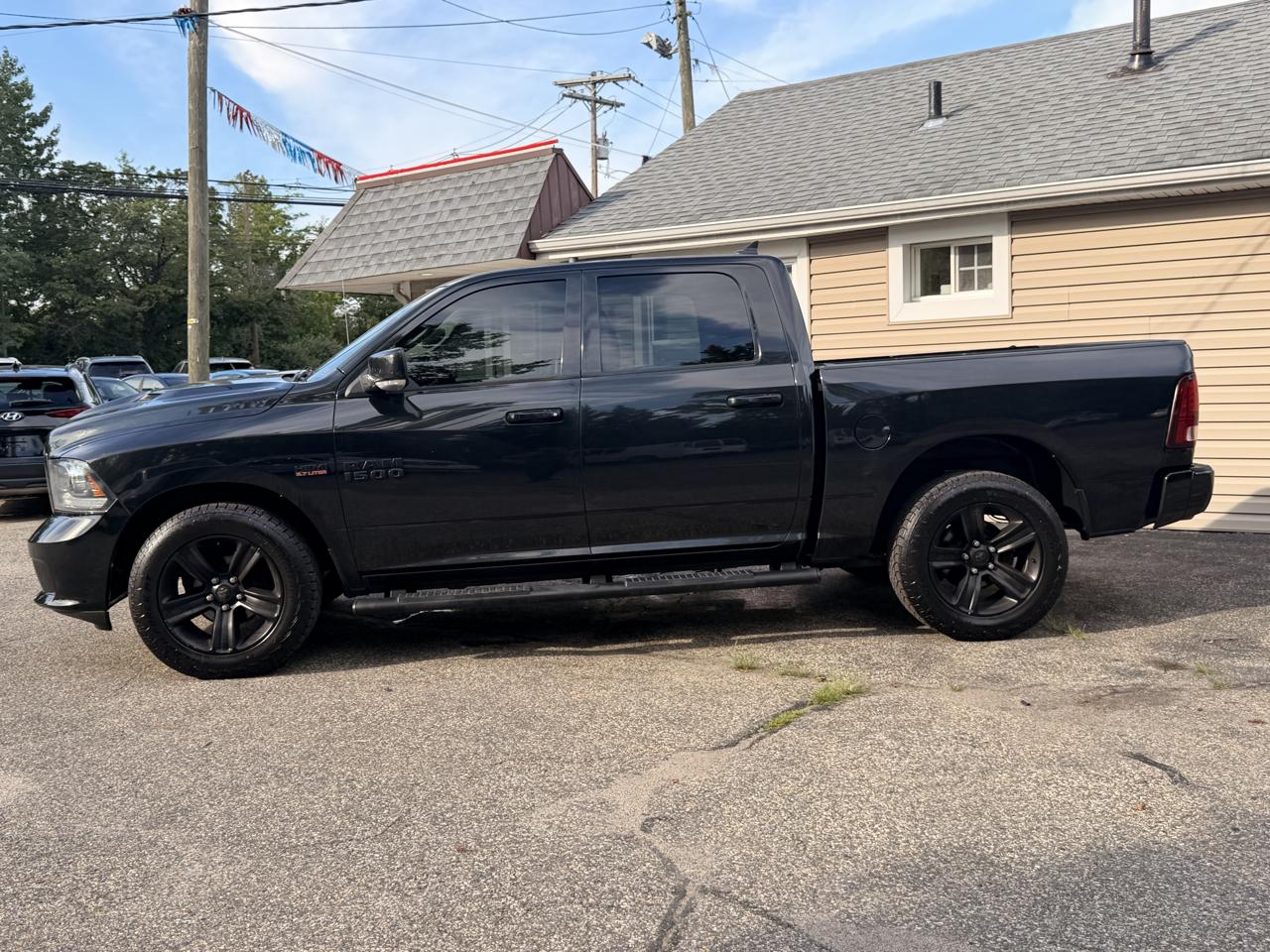RAM 1500 4WD Crew Cab 140.5" Sport 2016