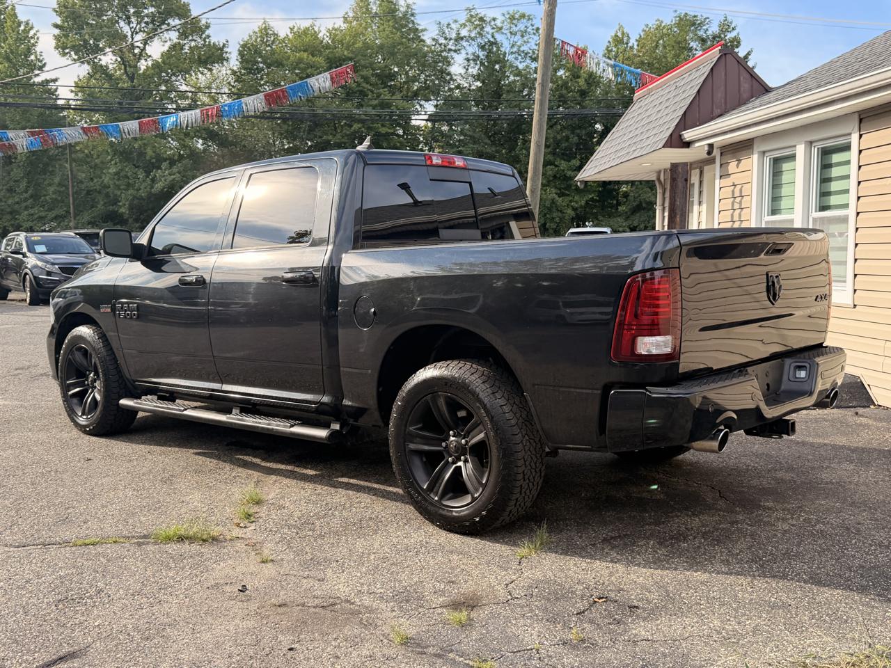 RAM 1500 4WD Crew Cab 140.5" Sport 2016