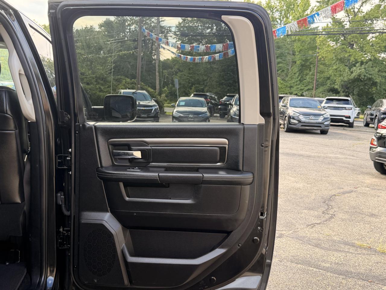 RAM 1500 4WD Crew Cab 140.5" Sport 2016