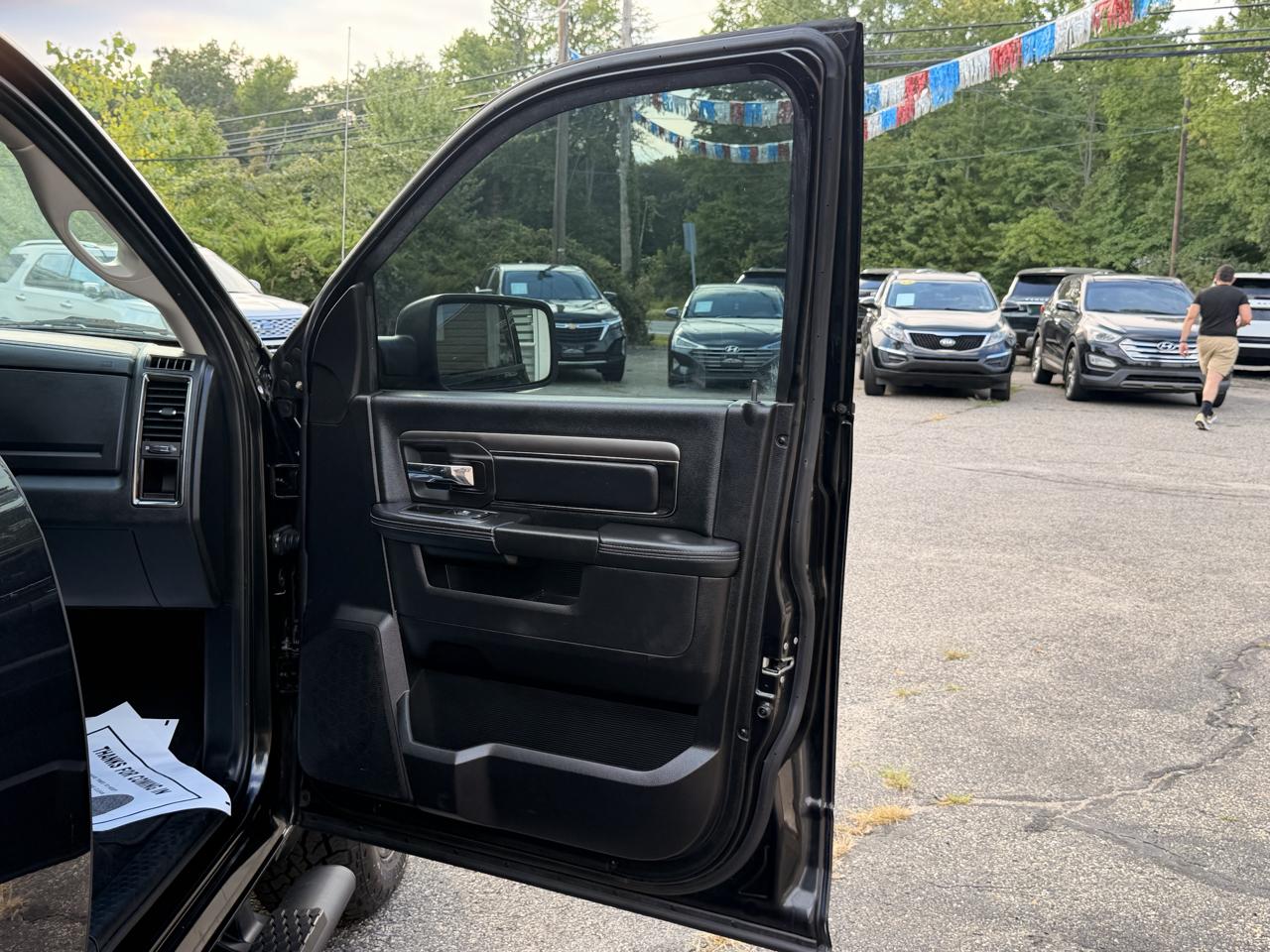 RAM 1500 4WD Crew Cab 140.5" Sport 2016