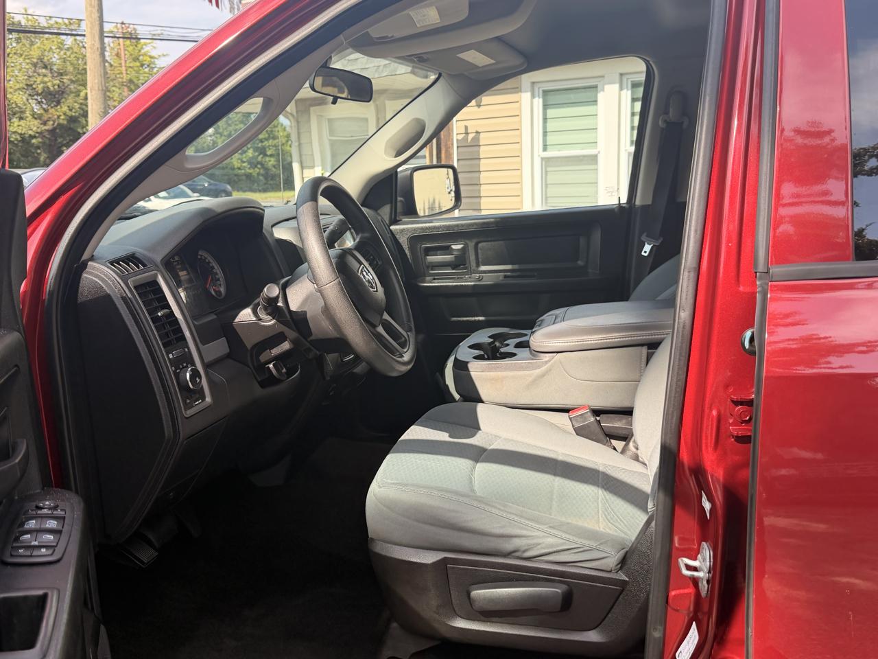 RAM 1500 4WD Crew Cab 140.5" Express 2013