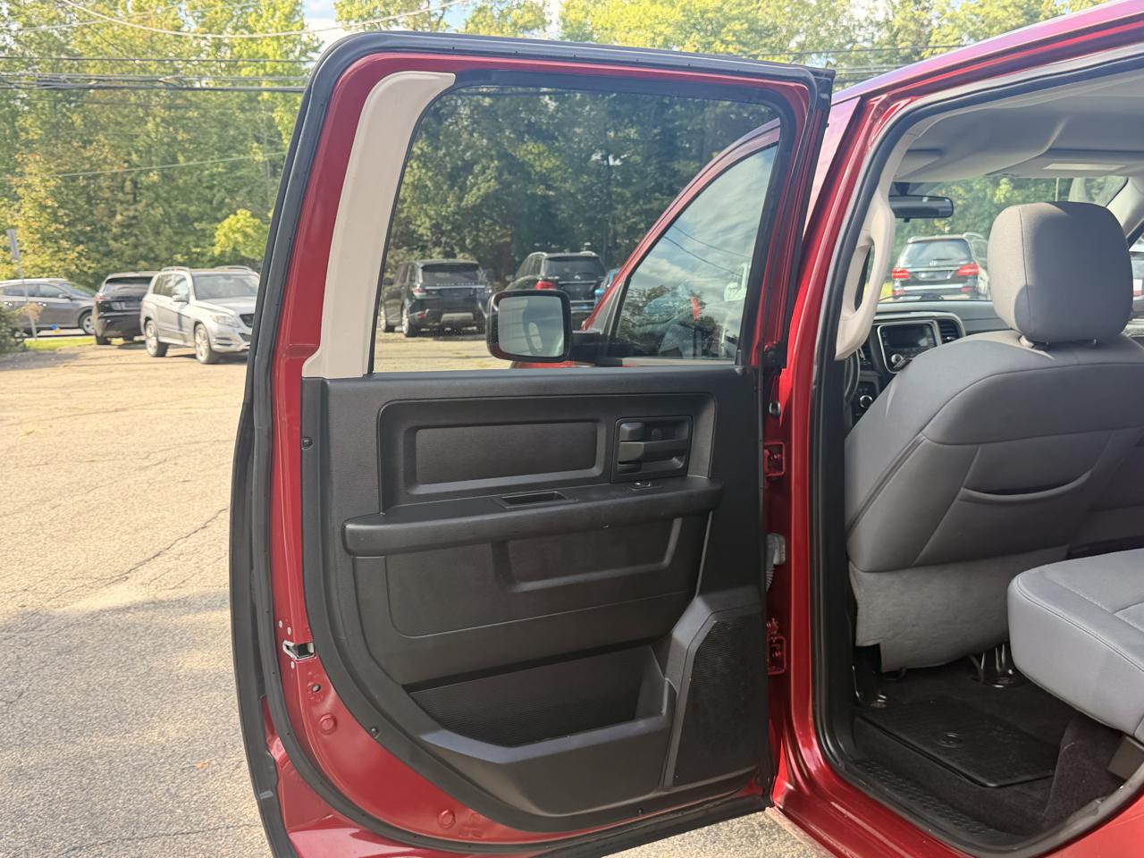 RAM 1500 4WD Crew Cab 140.5" Express 2013