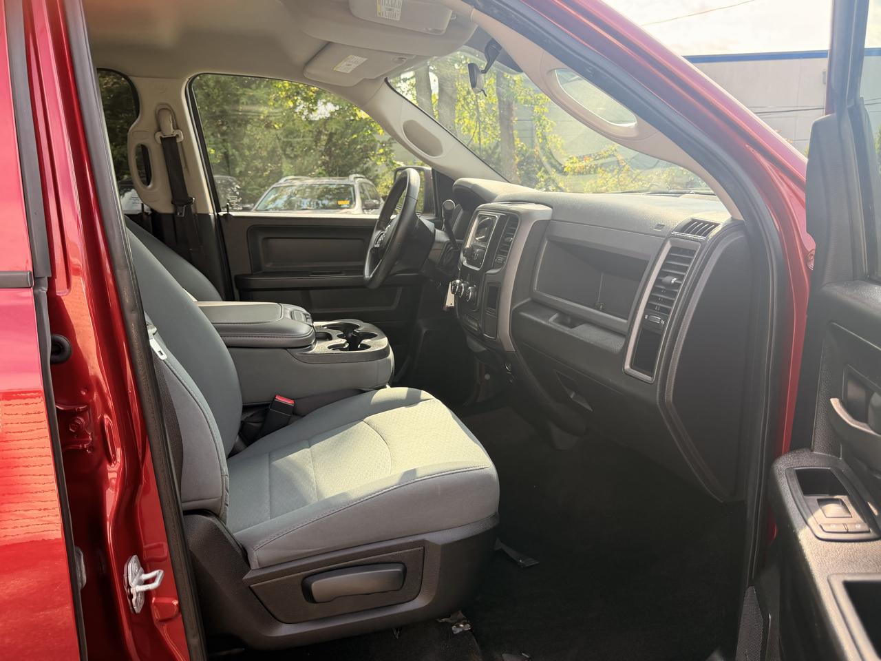 RAM 1500 4WD Crew Cab 140.5" Express 2013