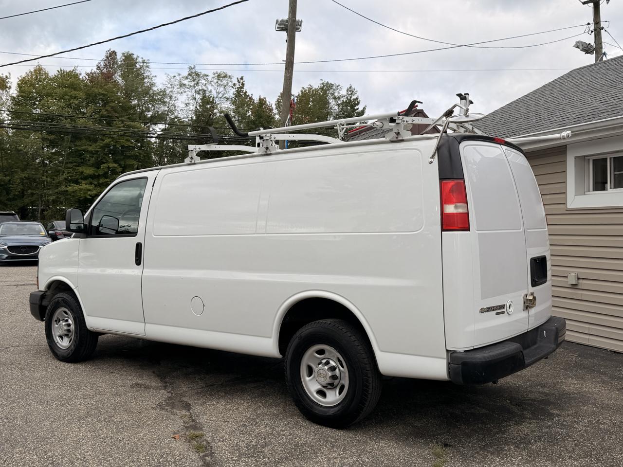 Chevrolet Express Cargo Van RWD 3500 135" 2013