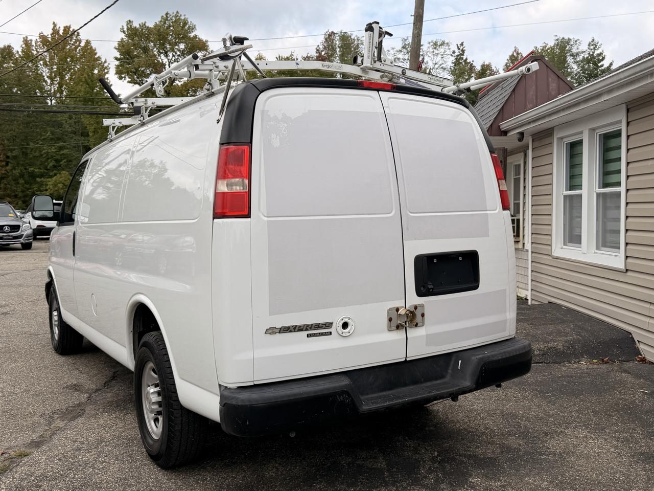 Chevrolet Express Cargo Van RWD 3500 135" 2013