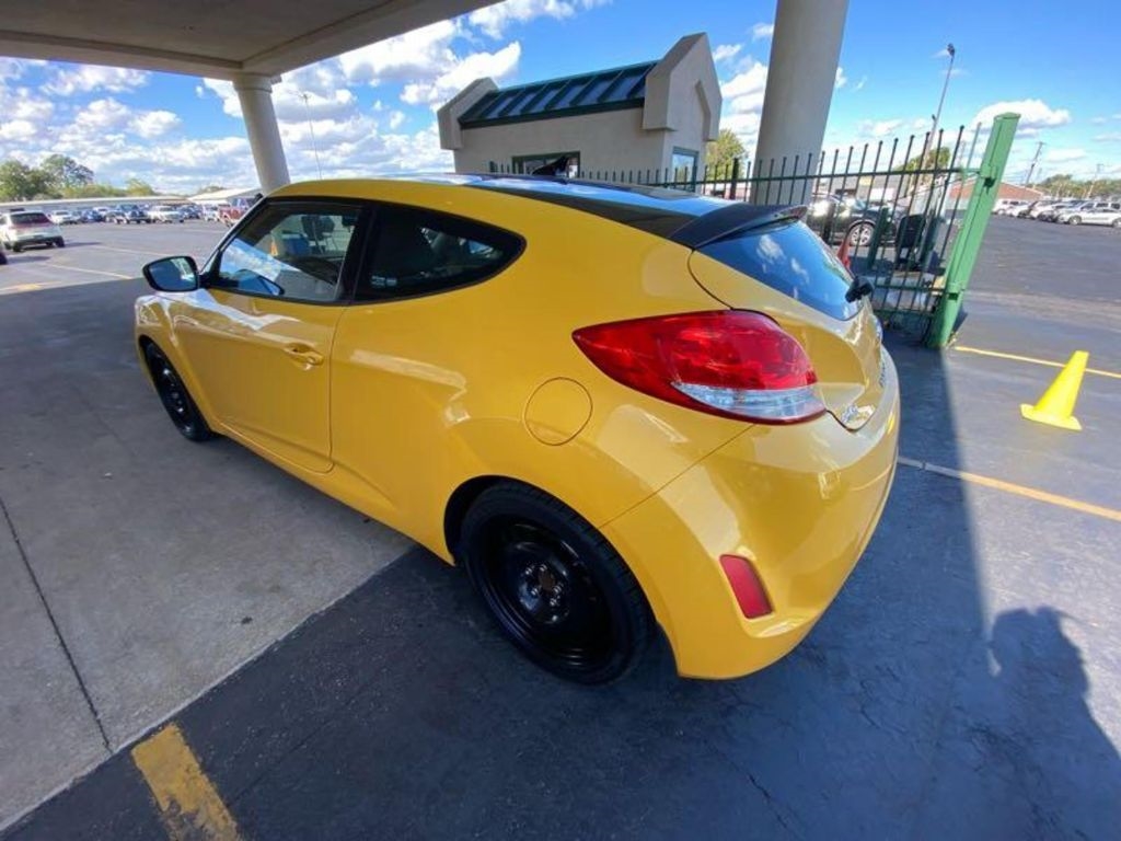 Hyundai Veloster Base 2012