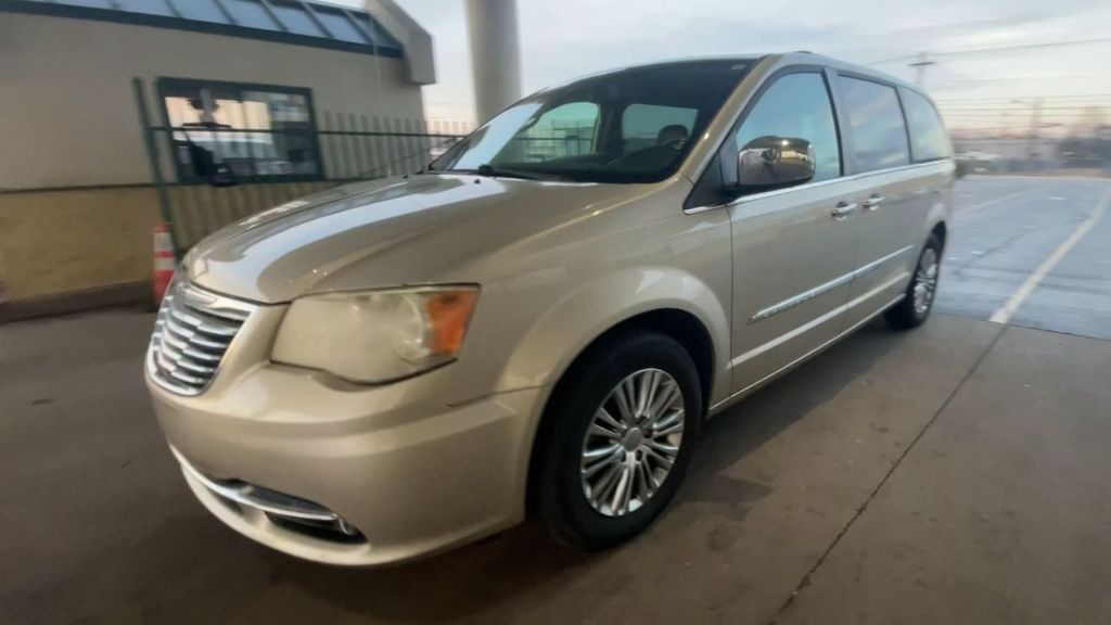 2013 Chrysler Town & Country Touring-L