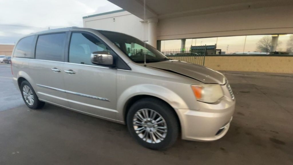 Chrysler Town & Country Touring-L 2013