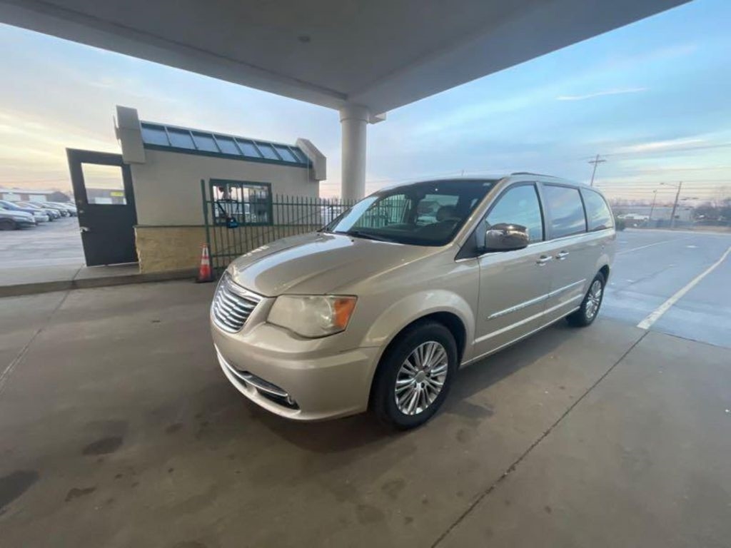 Chrysler Town & Country Touring-L 2013