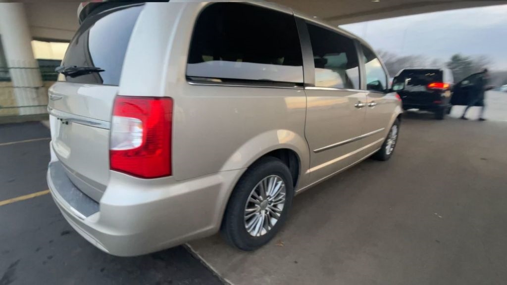 Chrysler Town & Country Touring-L 2013