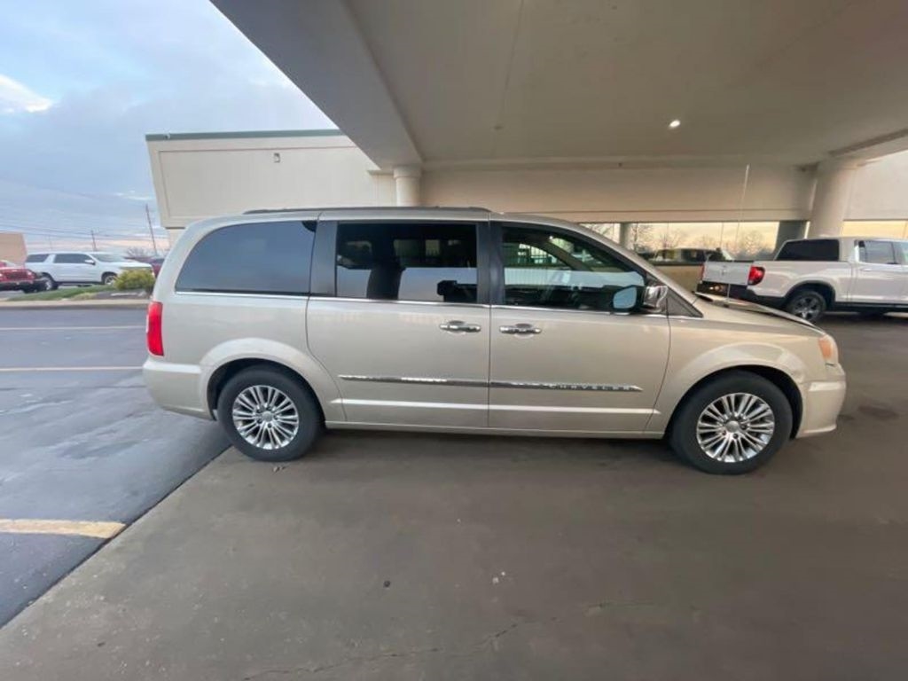 Chrysler Town & Country Touring-L 2013