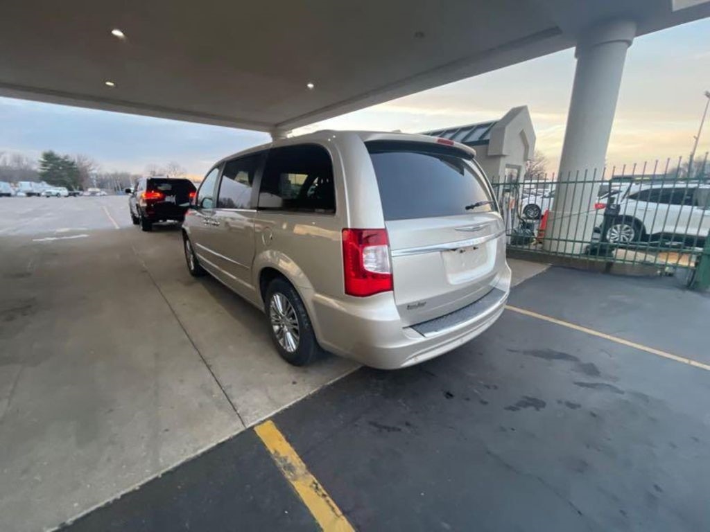 Chrysler Town & Country Touring-L 2013