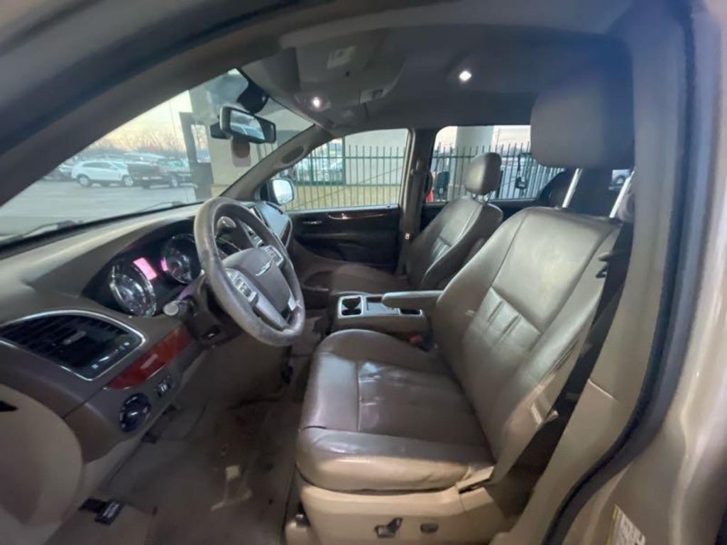 Chrysler Town & Country Touring-L 2013