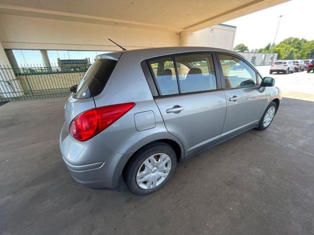 Nissan Versa  2011