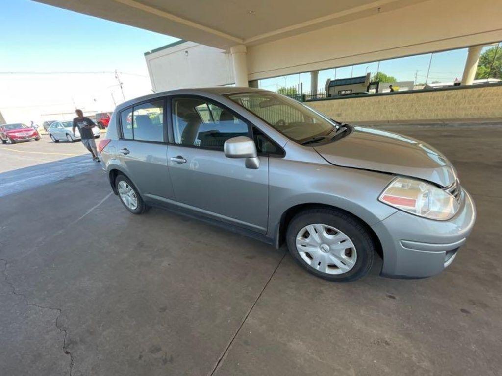 Nissan Versa  2011