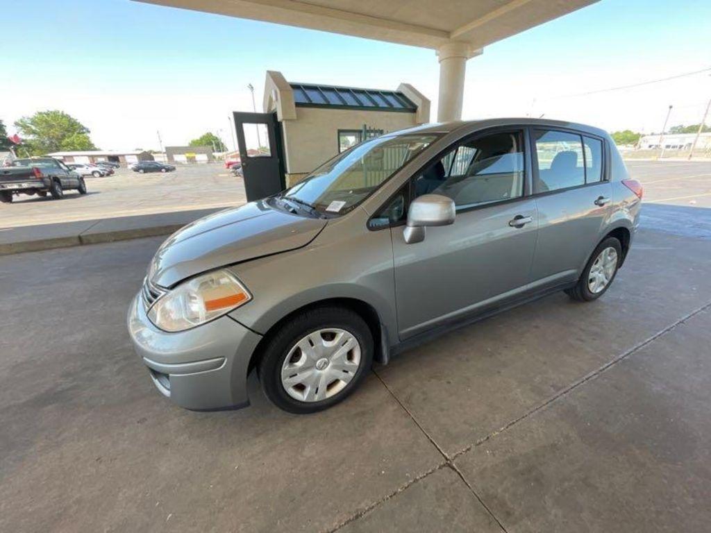 Nissan Versa  2011