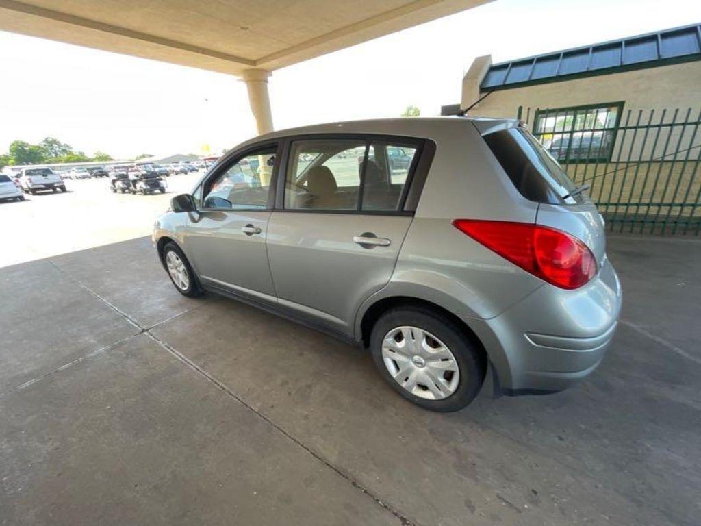 Nissan Versa  2011