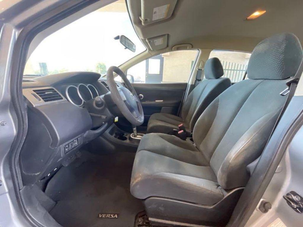 Nissan Versa  2011