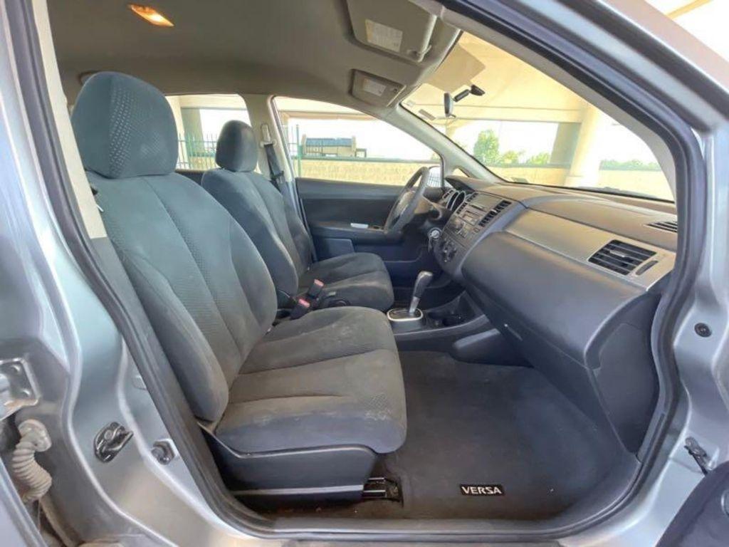 Nissan Versa  2011