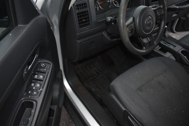 Jeep Liberty 4WD 4dr Sport 2012