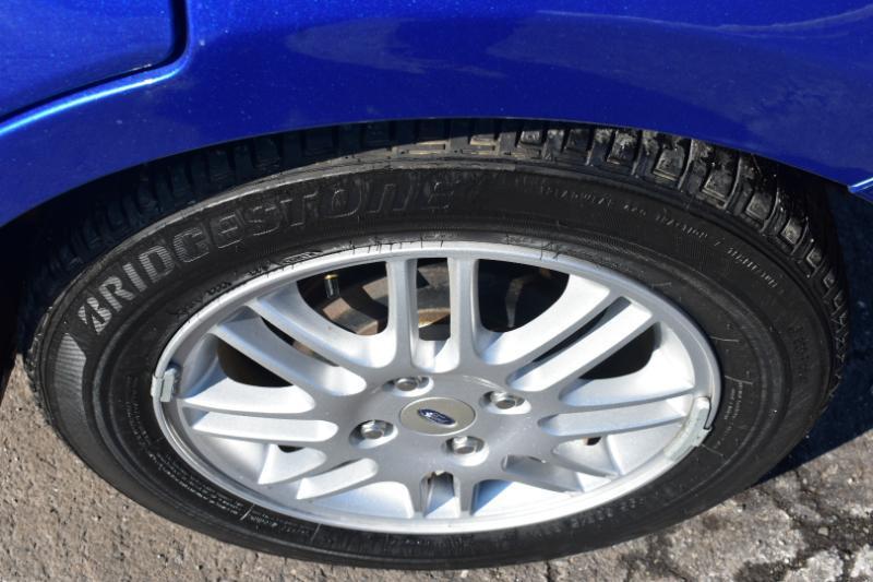 Ford Focus 4dr Sdn SE 2010
