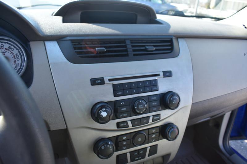 Ford Focus 4dr Sdn SE 2010