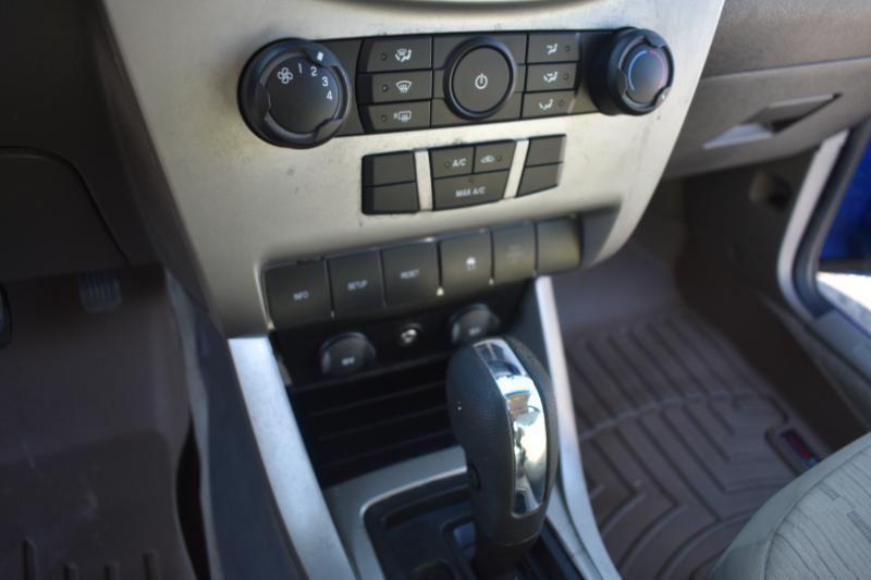 Ford Focus 4dr Sdn SE 2010