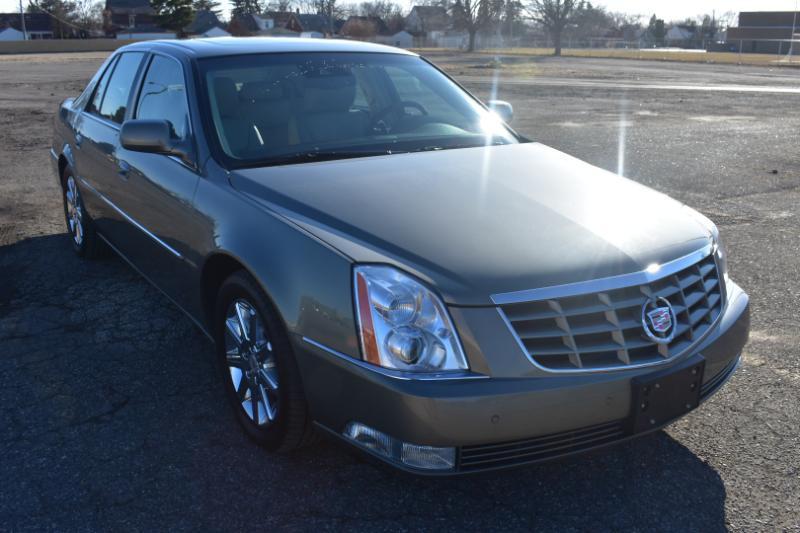 Cadillac DTS 4dr Sdn Premium Collection 2011