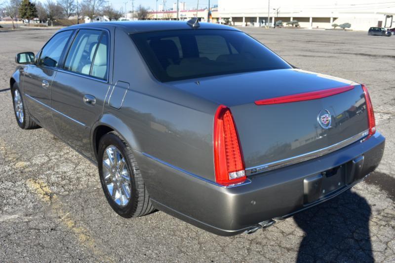 Cadillac DTS 4dr Sdn Premium Collection 2011