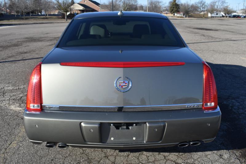 Cadillac DTS 4dr Sdn Premium Collection 2011