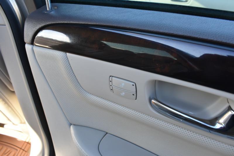 Cadillac DTS 4dr Sdn Premium Collection 2011