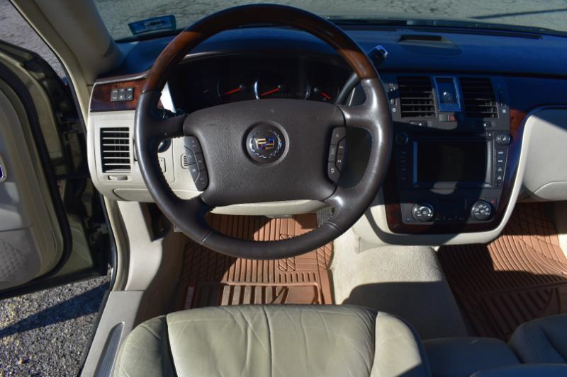 Cadillac DTS 4dr Sdn Premium Collection 2011