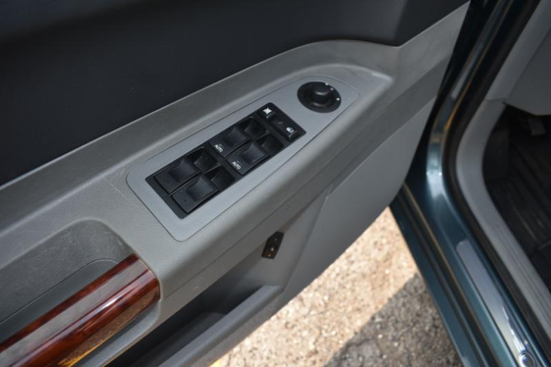 Chrysler 300 300C Platinum RWD 2005