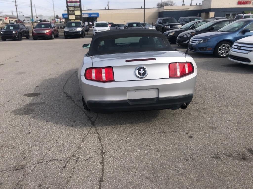 Ford Mustang V6 Convertible 2010