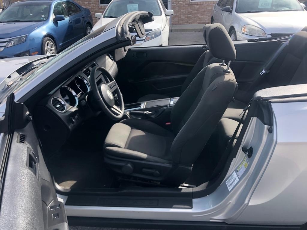 Ford Mustang V6 Convertible 2010