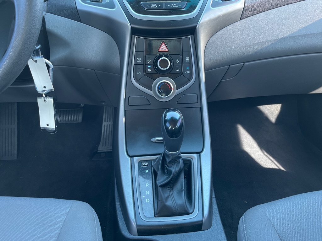 Hyundai Elantra SE 6AT 2016