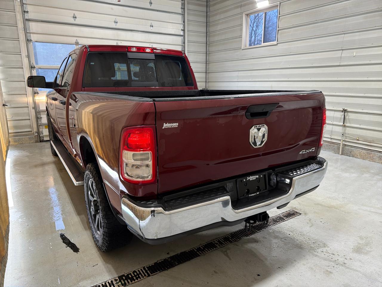 RAM 2500 Tradesman 4x4 Crew Cab 6'4" Box 2021