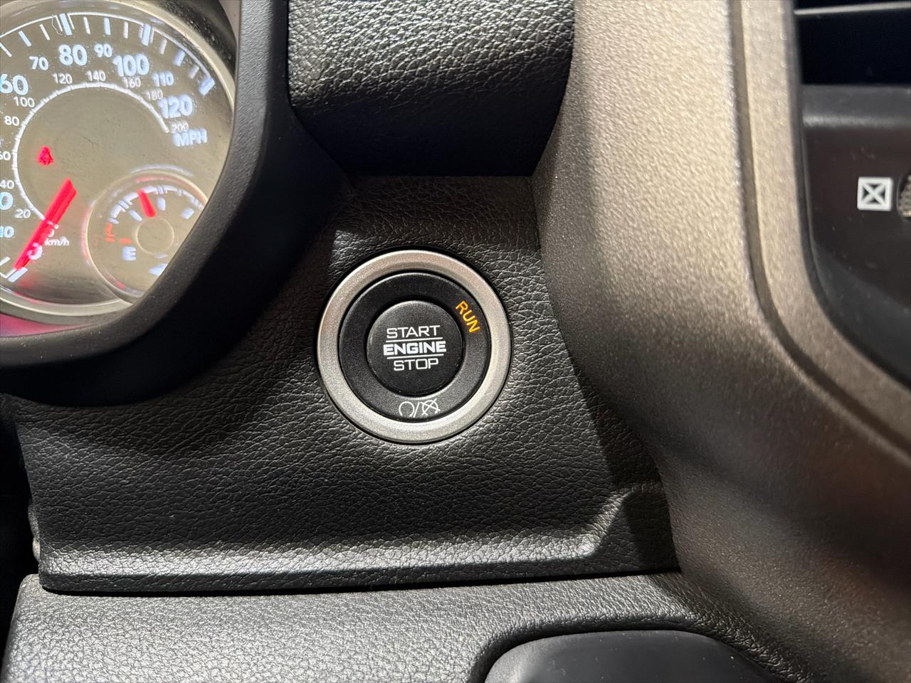 RAM 2500 Tradesman 4x4 Crew Cab 6'4" Box 2021