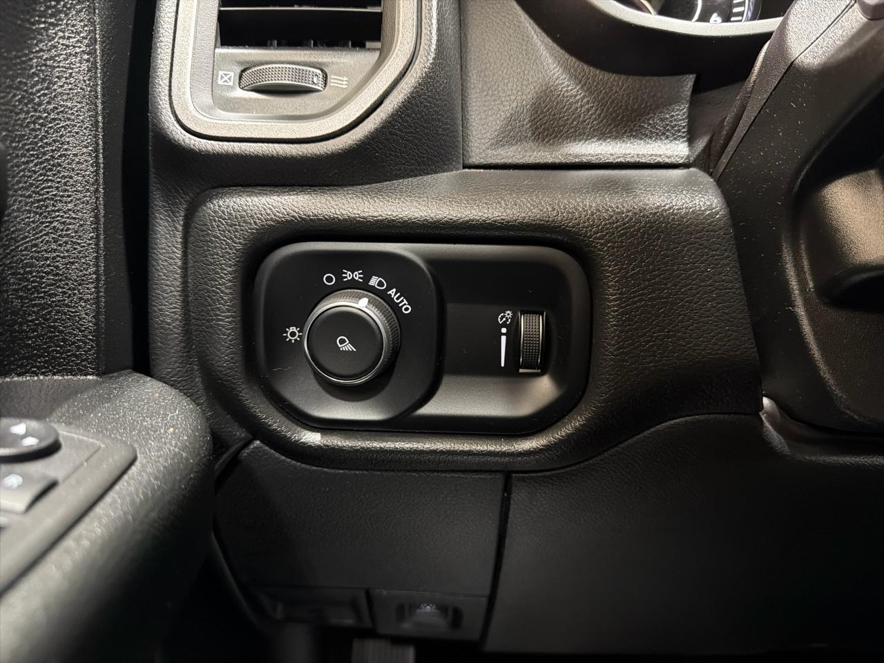 RAM 2500 Tradesman 4x4 Crew Cab 6'4" Box 2021