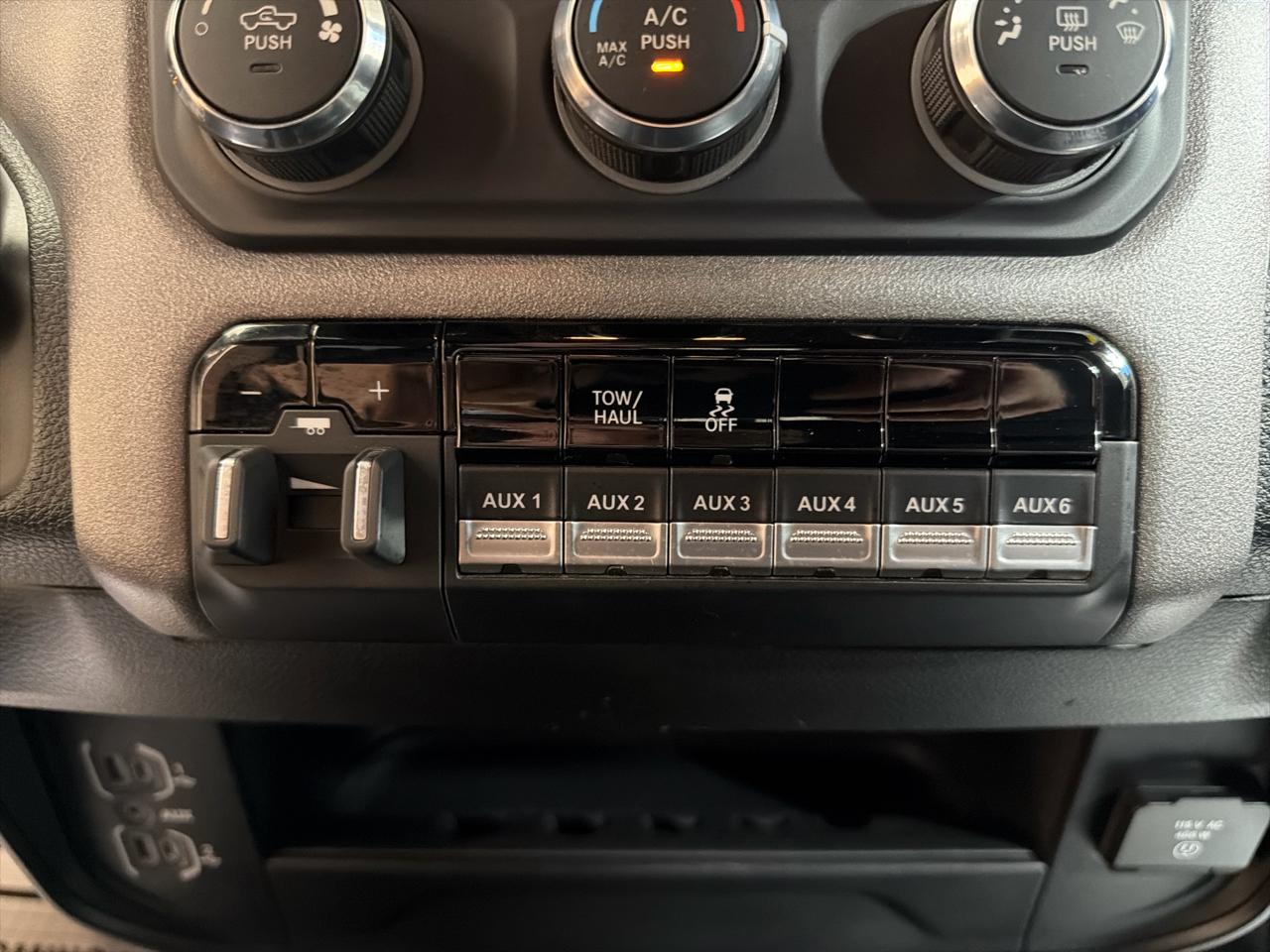 RAM 2500 Tradesman 4x4 Crew Cab 6'4" Box 2021