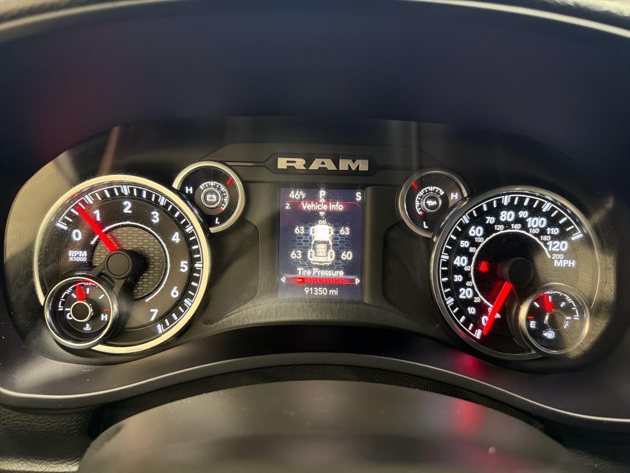 RAM 2500 Tradesman 4x4 Crew Cab 6'4" Box 2021