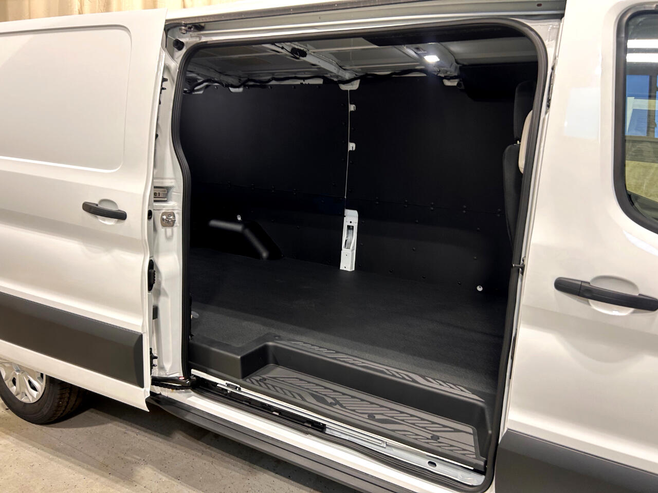 Ford E-Transit Cargo Van T-350 148" Low Rf 9500 GVWR RWD 2025 Ford E-Transit Cargo Van T-350 148" Low Rf 9500 GVWR RWD 2025