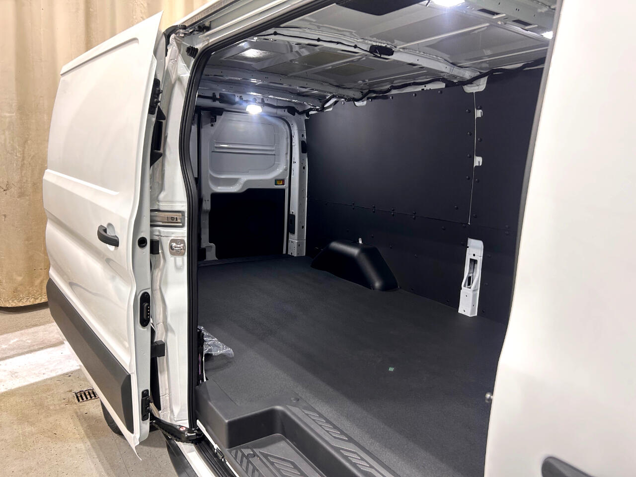 Ford E-Transit Cargo Van T-350 148" Low Rf 9500 GVWR RWD 2025 Ford E-Transit Cargo Van T-350 148" Low Rf 9500 GVWR RWD 2025