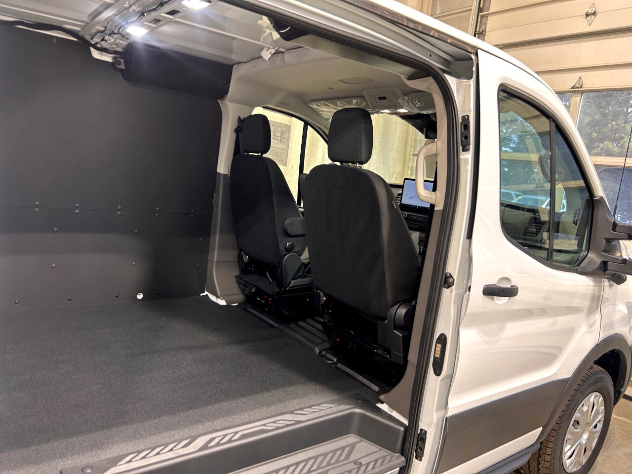 Ford E-Transit Cargo Van T-350 148" Low Rf 9500 GVWR RWD 2025 Ford E-Transit Cargo Van T-350 148" Low Rf 9500 GVWR RWD 2025