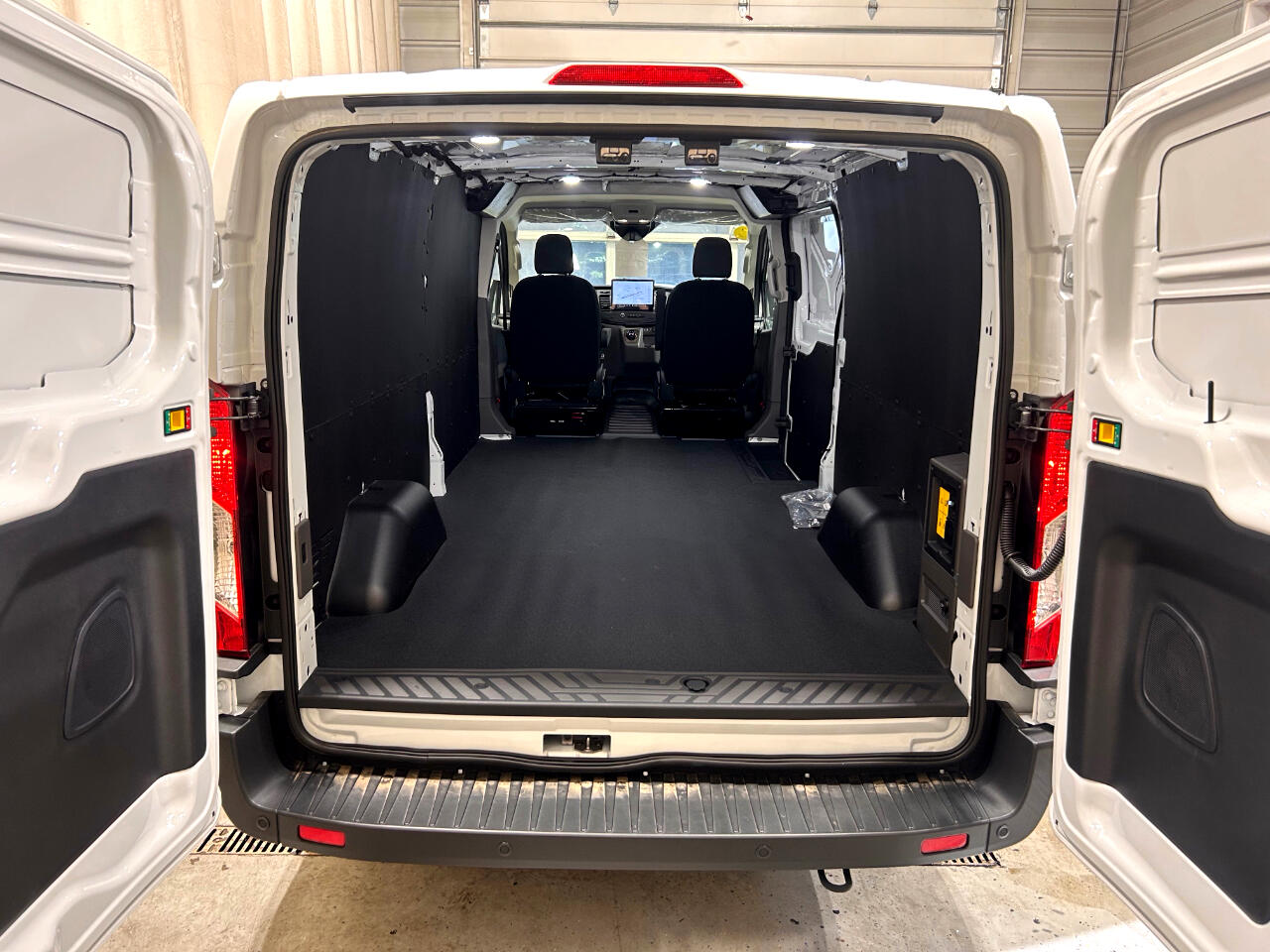 Ford E-Transit Cargo Van T-350 148" Low Rf 9500 GVWR RWD 2025 Ford E-Transit Cargo Van T-350 148" Low Rf 9500 GVWR RWD 2025