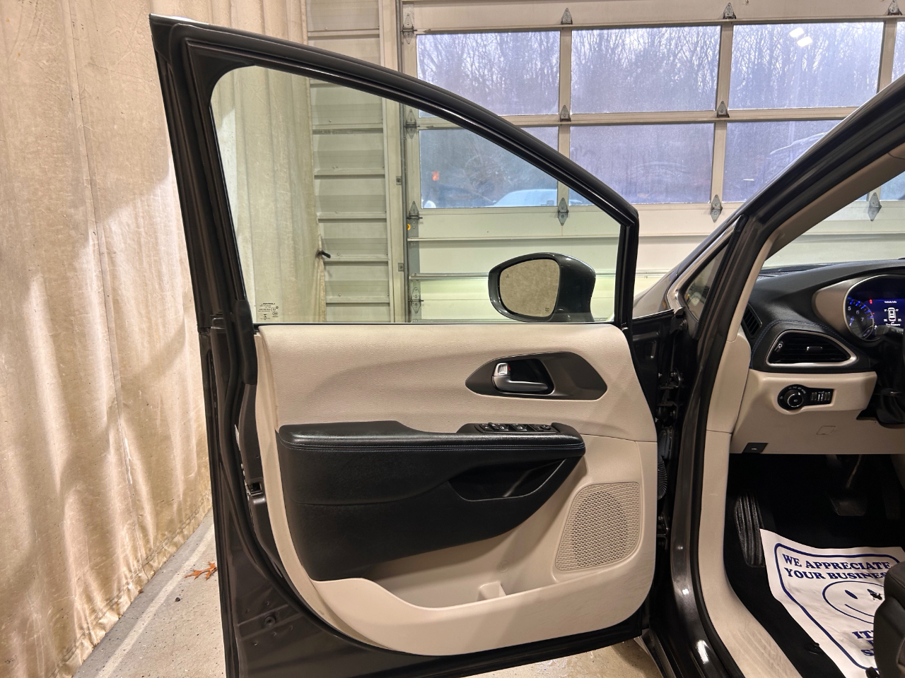 Chrysler Pacifica Touring FWD 2021